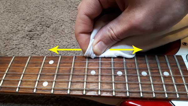 cleaning guitar strings method