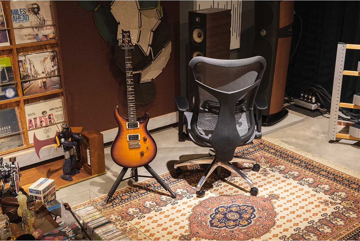 Get comfortable at your desk with the Viking Studio Chair Mixdown