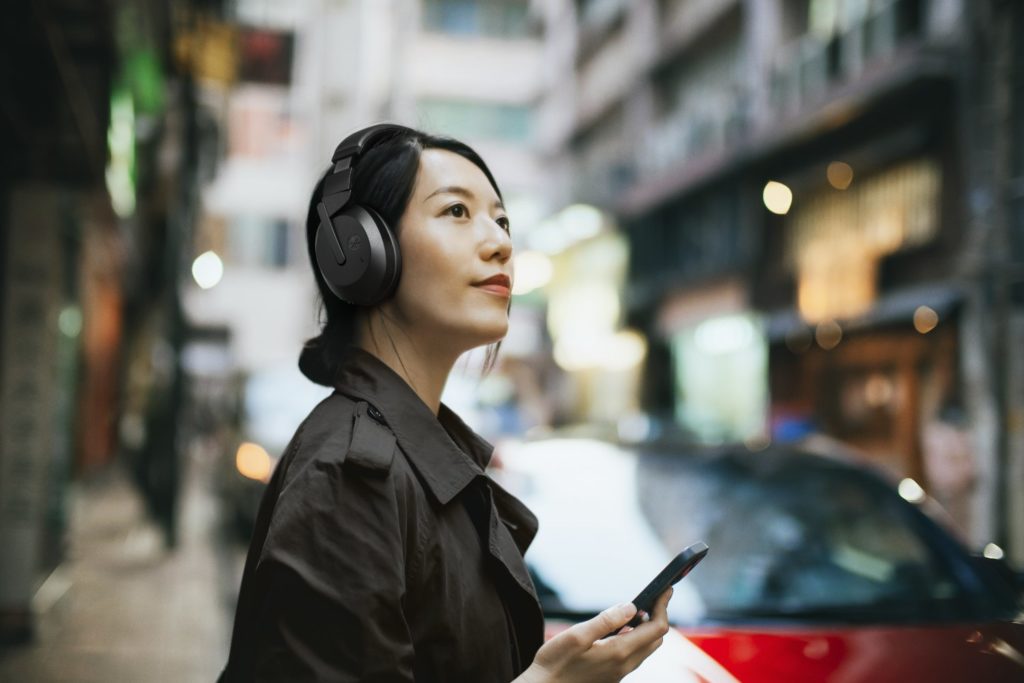 Yamaha-YH-E700B-headphones