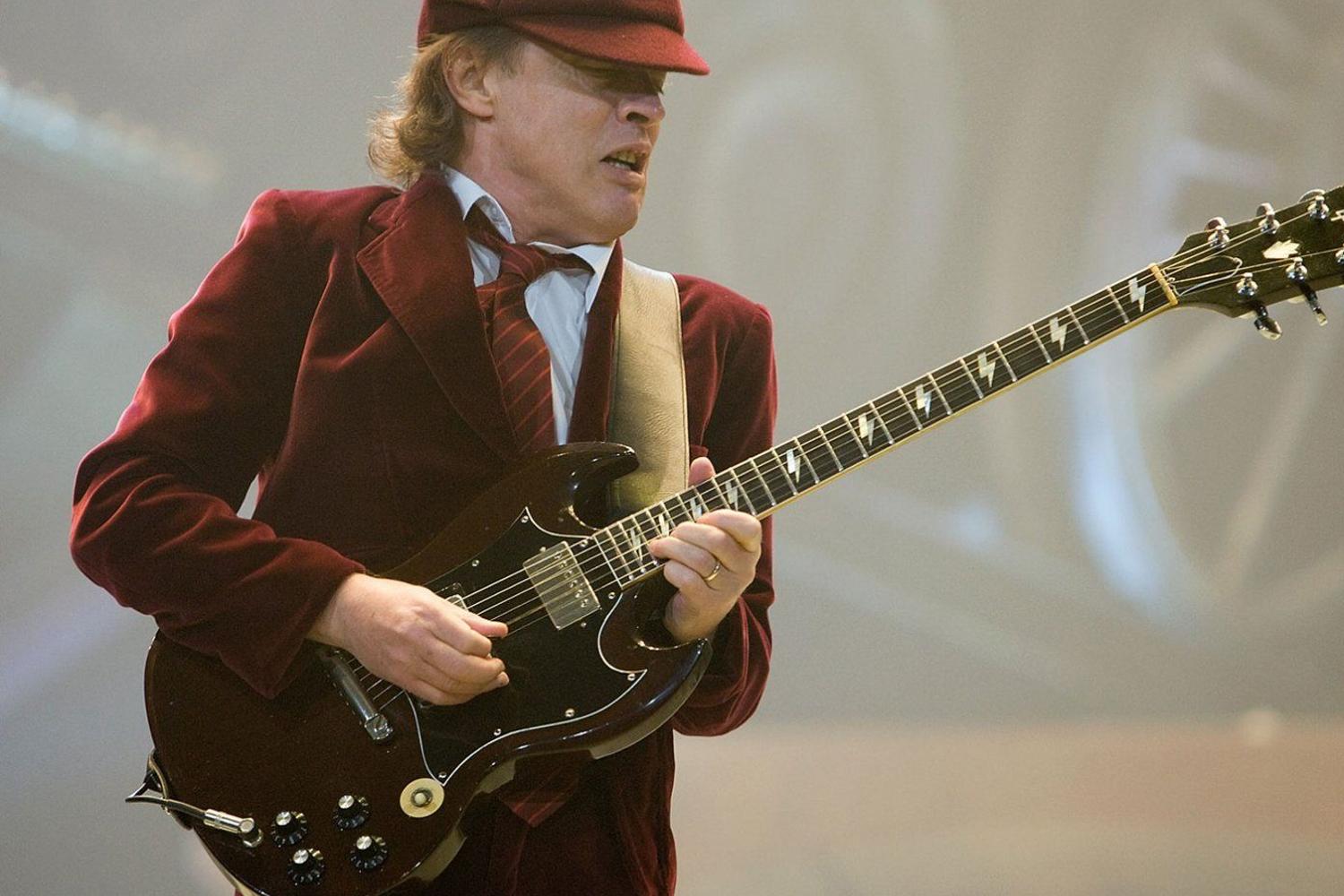 Гитара ангуса янга. Гитарист AC DC Ангус. Angus young с гитарой. Guitar Gibson SG Angus young AC DC. Gibson SG AC DC.