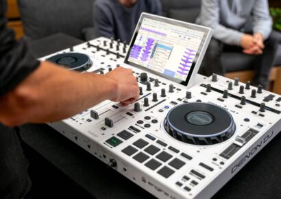 Denon DJ PRIME 4 PLUS in WHITE