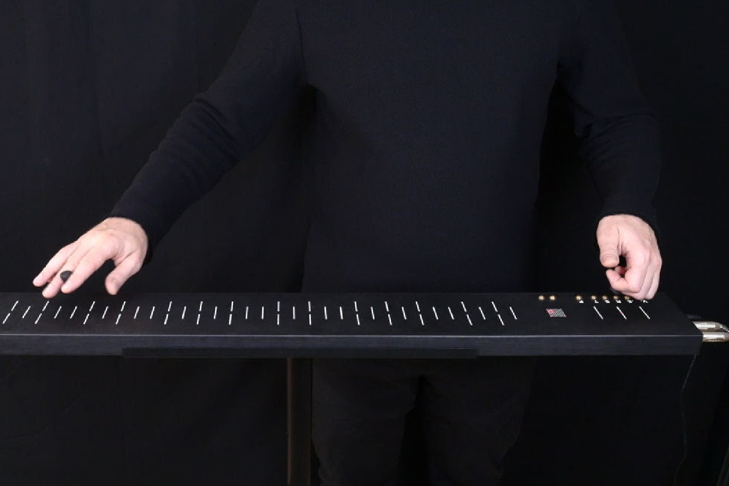 SOMA Lab, Theremin'den ilham alan bir enstrüman olan FLUX'u duyurdu