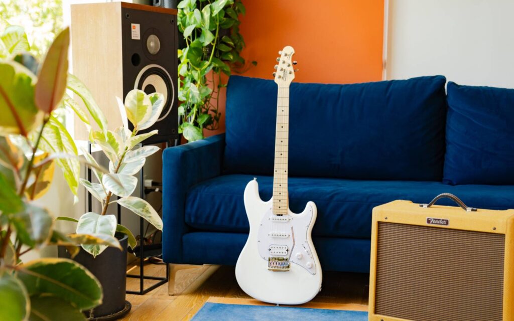 Intro Series Sterling By Music Man Cutlass