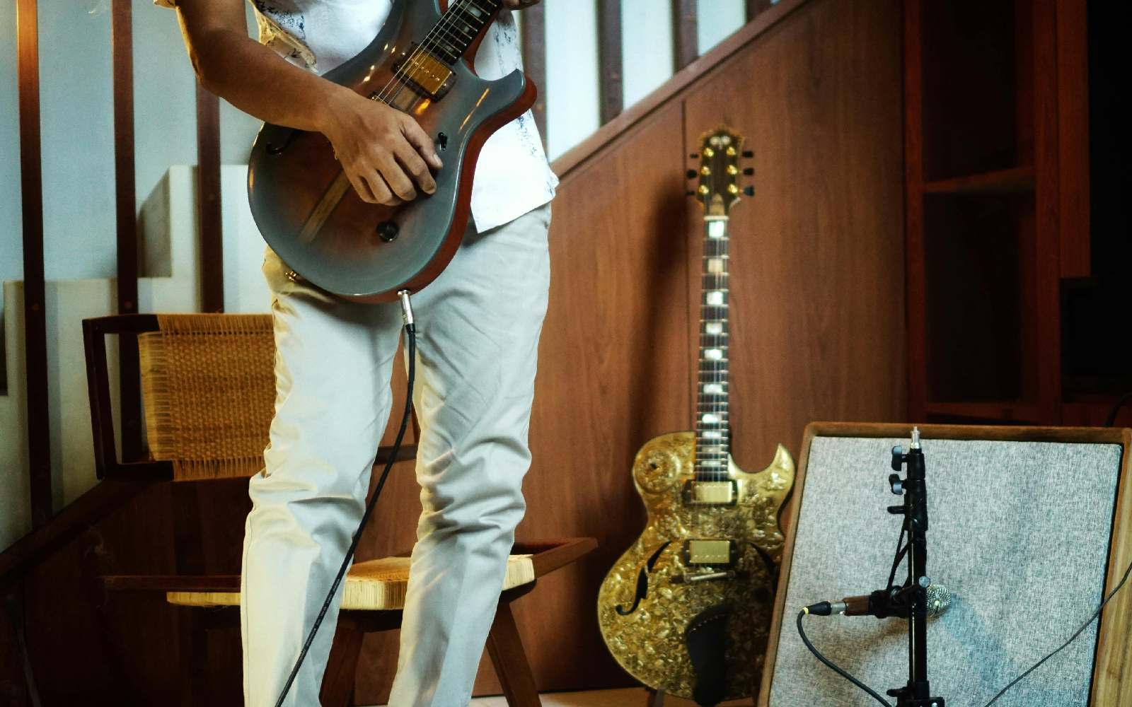 Electric guitar recording
