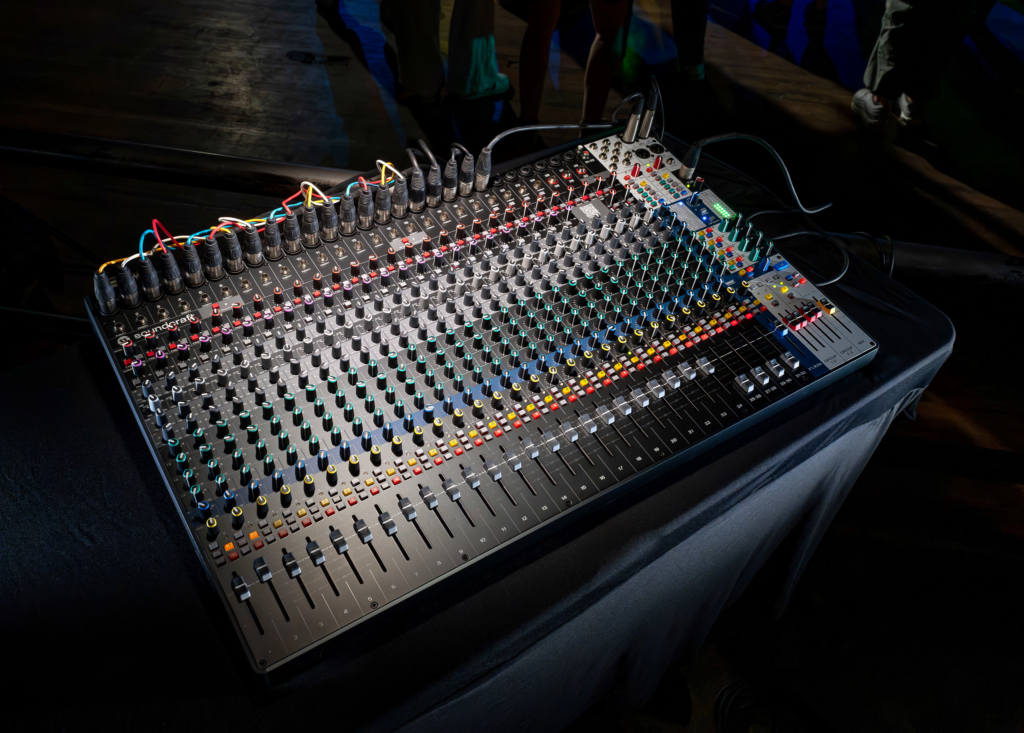 Soundcraft Signature Plus 16